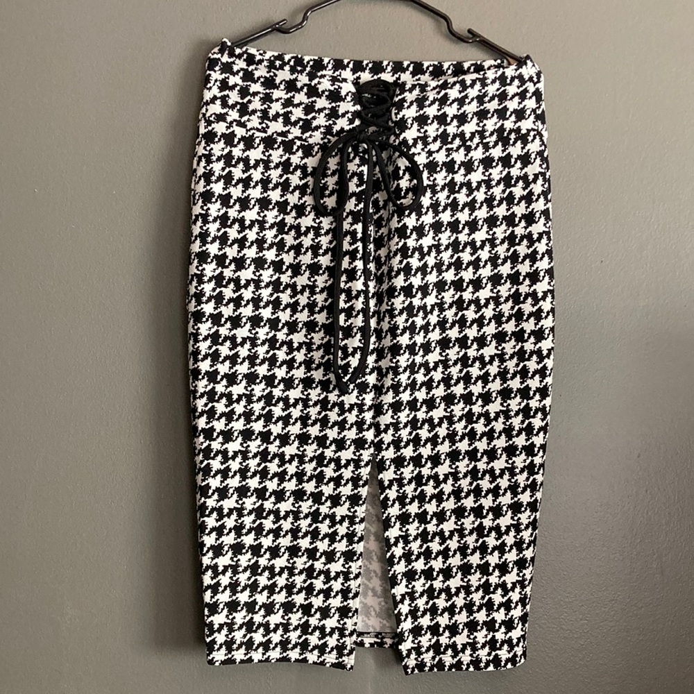 Skirt, slit front, stretchy.  size possible sizes 16-20 waist